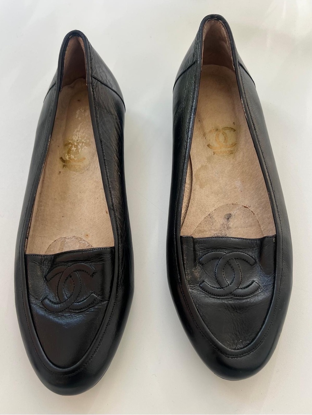 CHANEL Black Leather CC Logo Loafers - Women